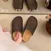 Chinelos fechados de trama vazada para mulheres, para uso externo no verão, novo modelo 2025, de calçar, antiderrapantes, tamancos de sola grossa, mules baixas