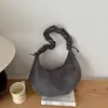 Bolsa transfronteiriça de camurça vintage para mulheres, nova bolsa de ombro para o outono de 2026, estilo nicho para o dia a dia, bolsa transversal plissada estilo bolinho