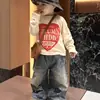 Conjunto de T-shirt de manga longa com estampa de coração para meninos estilo coreano para outono, com jeans retro rasgado para bebês e crianças pequenas, roupas infantis estilosas