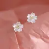 Pendientes de Botón de Crisantemo Mismo Estilo que los Transmisores en Vivo de Douyin Cuproníquel para Mujer Diseño de Nicho Sentido Artístico Joyería de Oreja con Flores Pendientes Nuevos de Verano Transfronterizos