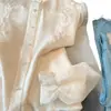 Otoño 2026 Toma Real: Blusa de Encaje con Cuello Alto de Estilo Tradicional con Bordado Exquisito, Ribete de Encaje, Botones de Perla y Tejido Delicado Transparente