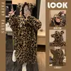 Pijama de coralina para mujer, invierno, forrado de polar, engrosado, estampado de leopardo, con capucha, camisón, pantalones, traje de dos piezas, ropa de casa, se puede usar afuera