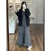 Conjunto de dos piezas de otoño de talla grande estilo retro holgado para mm gorditas Vestido chaleco a cuadros con cuello en V + Cárdigan de punto