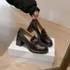 Zapatos Mocasines de Cuero Genuino con Tacón Grueso Estilo Británico Novedad Primavera 2026 Boca Profunda Suela Gruesa Aumentadores de Altura Adornados con Monedas para Mujer