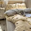 Conjunto de Roupa de Cama Simples e Estiloso Estilo Ins com Bolinhas Pequenas, Macio e Amigo da Pele, Conjunto de Quatro Peças, Capa de Edredom Feminina, Conjunto de Três Peças para Estudantes, Lençol de Cama 1,5m