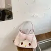 Moda de Nicho Verão Ombro Único Estilo Coreano para o Dia a Dia 2026 Bolsa Transversal Feminina Fofa Nova Pequena Quadrada Versátil Estilo Menina
