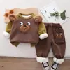 Roupas Infantis para Meninos Outono e Inverno Conjunto de Duas Peças Espessado com Pelúcia Nova Roupa de Bebê Moletom Quente para Bebê Conjunto de Roupas de Inverno