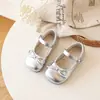 Sapatos de Couro Infantis, Sapatos de Princesa para Meninas, Novos Sapatos de Performance com Solado Macio para Primavera e Outono, Sapatilhas Antiderrapantes, Sapatos de Bebê, Bege