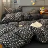 Conjunto de cama de quatro peças em gaze de camada dupla estilo nórdico, adequado para dormitórios estudantis, camas de solteiro ou casal, incluindo uma capa de edredom e um lençol de cama, e pode ser usado em todas as quatro estações