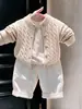 Colección nueva de primavera y otoño 2026 para niños estilo coreano: suéter retro de punto trenzado, cárdigan de punto y pantalones casuales blancos - un conjunto de dos piezas