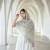 Chal de flecos etéreo, brillante y fluido para mujer, perfecto para vacaciones en el desierto y sesiones de fotos. Una bufanda de seda versátil que se puede usar como chal, pañuelo para la cabeza u otro accesorio, exudando un encanto suave y elegante.