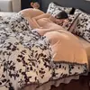 Manta de Cama de Felpa Tallada Antiestática Totalmente Mate de Invierno Juego de Cuatro Piezas Funda de Edredón Gruesa Cálida de Coral Fleece Sábana