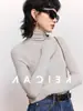 Elegante camisa base de punto gris de cuello medio alto para mujer, corte ajustado, suéter suave y acogedor para otoño e invierno, top de manga larga