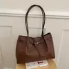 Bolsa tote tejida ligera estilo ins para mujer, nueva colección otoño/invierno, gran capacidad, adecuada para ir al trabajo, simple y versátil, se puede llevar bajo el brazo