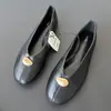 Otoño 2026 Nuevos Zapatos de Salón Elegantes Versátiles con Línea Central para Uso Diario Suela Plana Forma de Gota Talla Grande Zapatos de Mujer Venta al por Mayor de Comercio Exterior