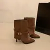 Botas Curtas Femininas Bico Fino Fivela Outono 2026 Novo Estilo Salto Grosso Emagrecimento Temperamento Moda Botas Salto Médio Bico Redondo Botas Femininas