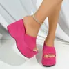 Chanclas de cuña de suela gruesa de moda para mujer, nuevo modelo de verano 2026, talla grande, sandalias versátiles para personas menudas, rojo rosa
