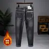 Novos Jeans Masculinos Outono/Inverno 2026 com Forro de Lã, Jeans Espessos da Moda para Jovens Masculinos, Jeans Reto Versátil e Tendência