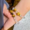 Pulsera de Múltiples Círculos con Diseño de Color Contrastante de Piedra Ojo de Tigre Natural y Cristal Blanco