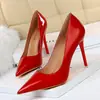 Zapatos de Tacón de Celebridad de Internet Nueva Colección Primavera 2026 Estilo Francés Versátiles Profesionales Zapatos Negros de Trabajo con Tacón Fino y Puntera Puntiaguda