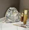 Bolsa de Maquiagem Suave Ins Nicho Portátil com Relevo Armazenamento de Viagem Bolsa de Higiene Pessoal Bolsa de Maquiagem de Lona de Grande Capacidade