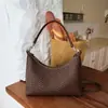 Bolsa de balde tecida transfronteiriça moderna de grande capacidade para mulheres, novo modelo de verão 2026, bolsa tote de ombro único/transversal com necessaire interna