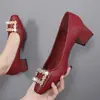 Zapatos de mujer de alta calidad Bai Zhenhe 2026 primavera nuevo estilo punta cuadrada tacón grueso zapatos de boda para madres de mediana edad zapatos casuales para mujer