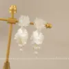 Brincos Brancos Plissados em Forma de Flor Estilo Férias Exagerado Design Retro Elegante Super Fada Borla de Pétalas Presilha de Orelha Espiral de Mosquito