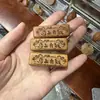Talla de madera de durazno natural, diseño de "riqueza instantánea", disponible en varios estilos, forma rectangular con dos agujeros, adecuado para collares y llaveros DIY