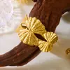 Pulseira Cruzada Europeia e Americana com Folhas e Flores Irregulares Série Oceano em Aço Inoxidável para Mulheres com Padrão Suave de Martelamento Metálico Personalizado