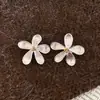 Pendientes de botón de flor de metal cepillado Aguja de Plata, Simples y de Moda, Adecuados para el Uso Diario, Pendientes Versátiles con un Toque de Lujo Ligero y de Alta Gama para Mujeres