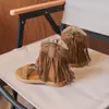 Sandalias de Diseño con Borlas para Niñas Moda Verano 2026 Cómodas de Gamuza de Una Tira Sandalias de Moda Planas