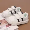 Sapatos fofos com sola grossa para aumentar a altura para mulheres, sapatos infantis primavera/verão 2026, sapatos casuais da moda fáceis de combinar, tênis brancos da moda
