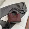 Moda Retrô Outono 2025 Nova Bolsa de Ombro Feminina Estilo Coreano Casual Bordado com Linha Bolsa de Mão Pequena Fragrância Bolsa Fosca