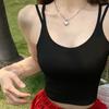 Foto Real de una Camisola de Chica Atractiva con Almohadillas en el Pecho que se Puede Usar Afuera, Top sin Espalda con un Diseño Elegante y Doble Tirante