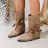 Botas de tornozelo estilo retrô com tiras, bico fino, design patchwork e salto oculto para altura extra, disponíveis em tamanhos médios e plus sizes, dropshipping disponível