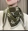 Bufanda de Navidad y Año Nuevo Estilo Mismo de Milán Original Bola Dorada Pequeña Hebilla Magnética Bufanda Triangular Tejida Otoño e Invierno Bufanda Cálida y Versátil