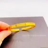 Pulsera Abierta de Trébol de Cuatro Hojas de Latón Chapada en Oro Electrochapada Pulsera Ajustable con Patrón de Diamante para Mujer Pulsera Versátil Venta al por Mayor