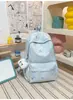 Mochila pequeña, simple, de color sólido con bordado de letras texturizado, diseñada para estudiantes mujeres, adecuada para la escuela y el uso diario, ligera y reduce la carga en los hombros