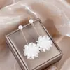Pendientes de Flor de Concha Blanca Suave Aguja de Plata Ultra-Hada, Pendientes Largos de Borla de Diseñador con Pedrería y Diseño de Flor Tridimensional para Mujer
