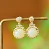 Pendientes de moda con superficie de huevo de jade blanco de Hetian con incrustaciones de cobre y pendientes dorados con incrustaciones de diamantes, suministro en vivo al por mayor