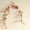 Rosas Simuladas, Flores Silvestres Pequenas, Trepadeiras, Flores Artificiais e Plantas Verdes, Tubos de Ar Condicionado Internos Enrolados em Arcos de Casamento para Decoração Atacado