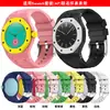 A Xuan Yin oferece uma pulseira de relógio de silicone com padrão de listras horizontais, projetada para a colaboração Swatch Royal Pop com a AP.