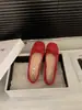 Sapatilhas Vermelhas de Cetim com Salto Interno Femininas Verão 2025 Estilo Francês com Laço na Saia Sapatos de Ballet para Noite