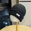 Novo Chapéu de Tricô para Mulheres Estilo Ins Coreano Tendência Letra Pequena Etiqueta de Couro Chapéu Pulôver Quente Outono e Inverno Proteção de Orelha Fina Chapéu para Frio