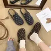 Mocasines casuales de plataforma gruesa con estampado de lunares y parte superior peluda, nuevo estilo otoño/invierno 2026, zapatos de algodón versátiles para usar al aire libre