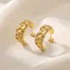 Brincos de Ouro Irregulares Texturizados 18K Banhados a Ouro, Modernos e de Luxo Leve para Mulheres, com um Toque de Alto Padrão, Tarraxas de Aço Inoxidável em Formato de C