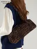 Bolso Estilo Coreano de Gama Alta en Material Ante Tipo Baguette para Mujer en Otoño e Invierno Nueva Moda Versátil Estampado de Leopardo Bolso de Mano y Hombro