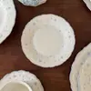 Louça de cerâmica em relevo floral de renda vintage estilo francês, incluindo tigelas de cerâmica, xícaras de café e pires, pratos rasos, pratos de sobremesa e pratos ovais