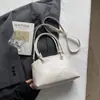 2026 Nova Bolsa Quadrada Pequena Estilo Coreano com Laço e Pingente de Pérola para Mulheres, Bolsa Transversal Fashion Versátil, Nicho de Luxo